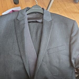 Egara Gray Wool-Blend 3pc Suit Modern Tailored Fit
